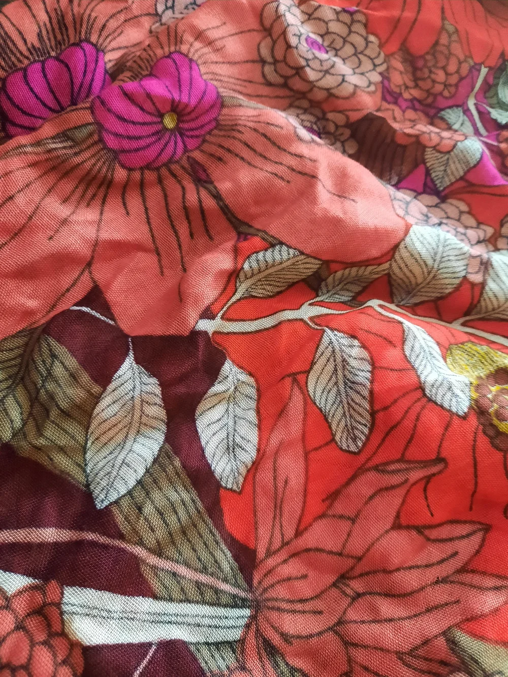 🌷Vivacious⚘️100% Viscose Vera Bradley Scarlet, Fushia & Violet Floral Scarf